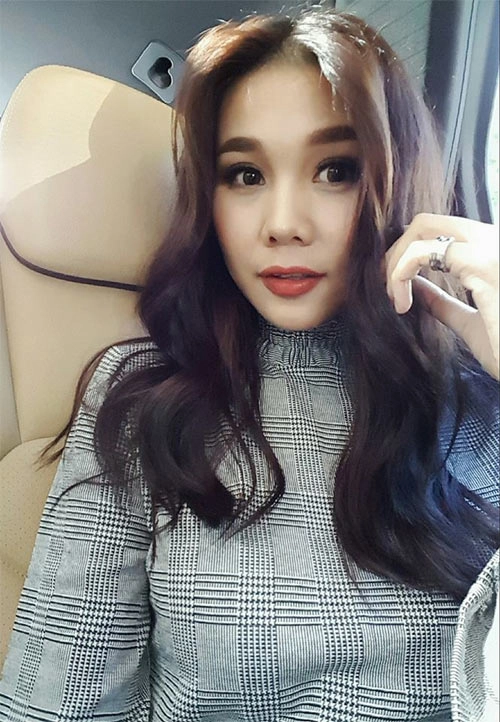 Chồng trẻ chăm sóc con cơm nước chu đáo khi khánh thi ốm