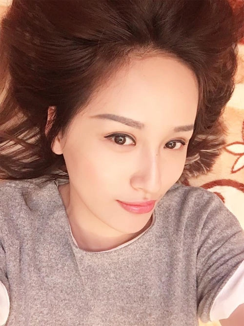 Chồng trẻ chăm sóc con cơm nước chu đáo khi khánh thi ốm