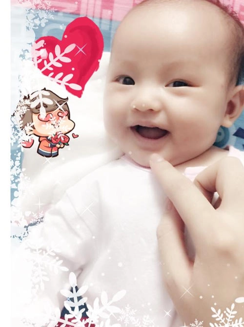 Chồng trẻ chăm sóc con cơm nước chu đáo khi khánh thi ốm