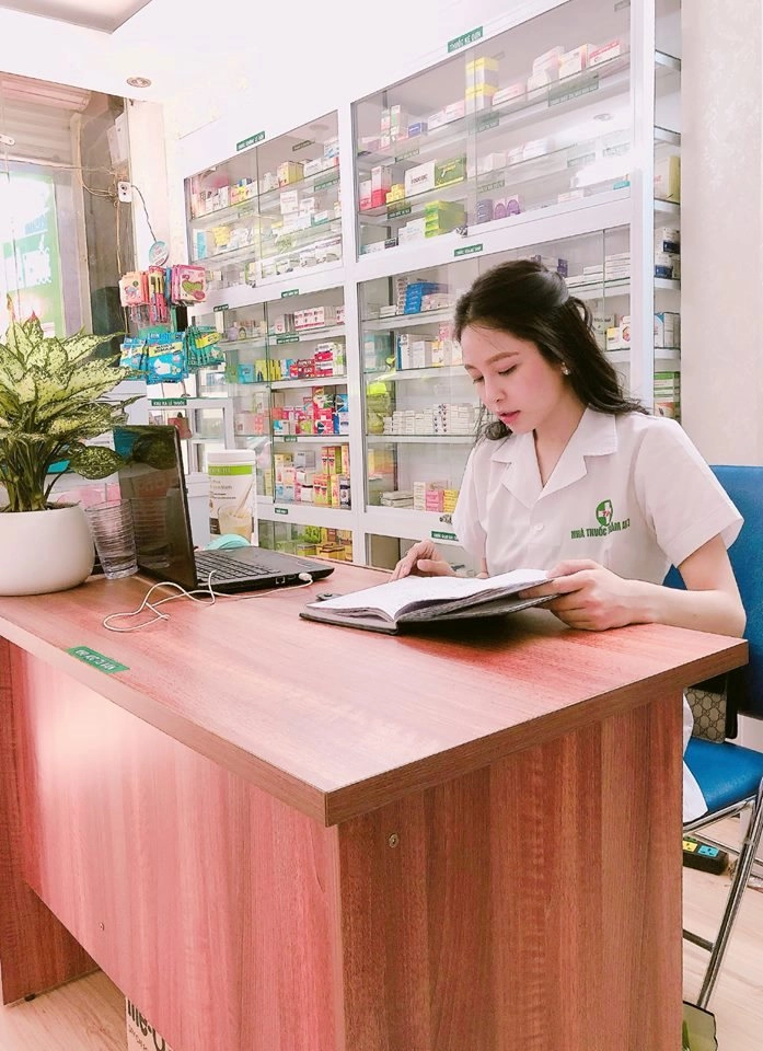 Cô dược sỹ xinh đẹp cháy hết mình yêu bóng đá