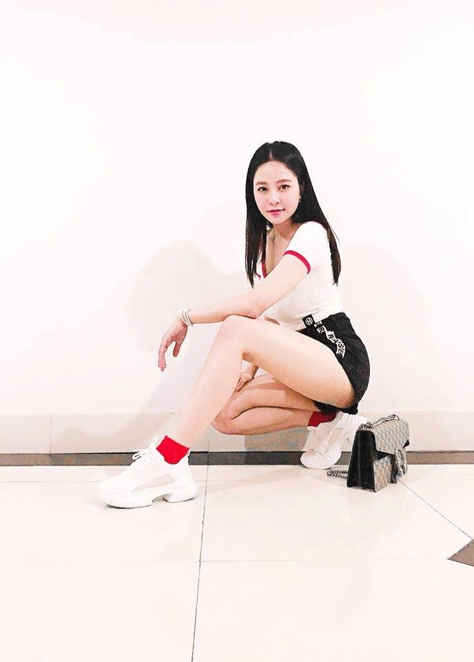 Cô dược sỹ xinh đẹp cháy hết mình yêu bóng đá