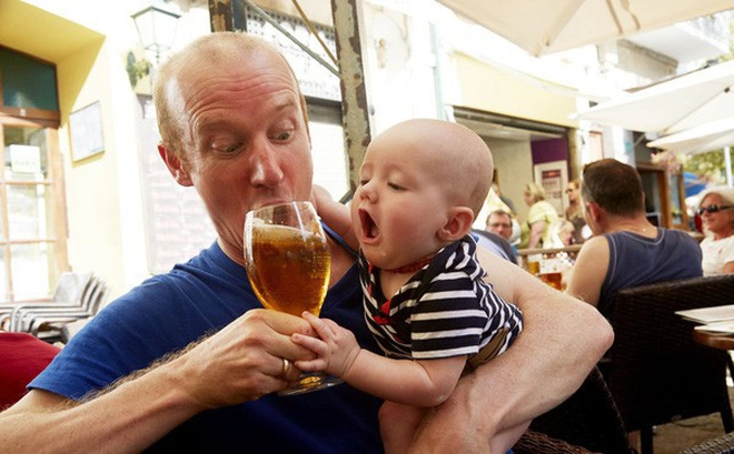 Có nên cho trẻ uống thử rượu bia 