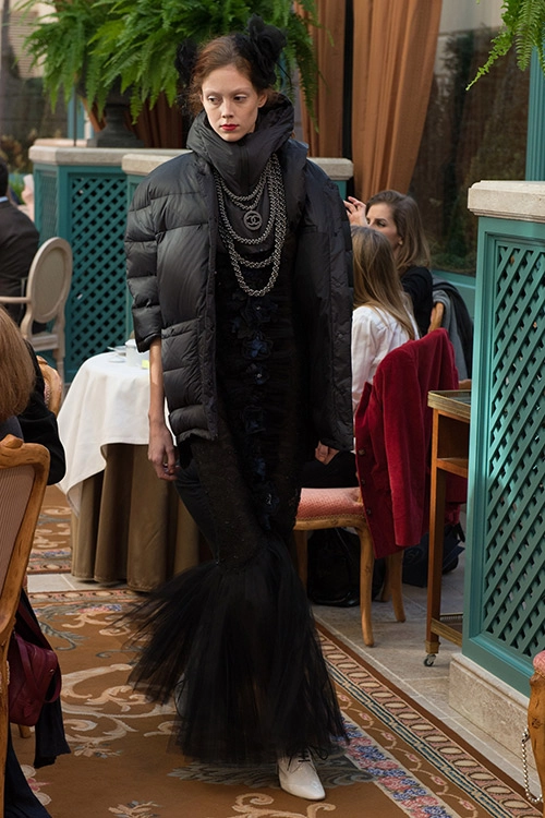 Con gái xinh đẹp của johnny depp lần đầu catwalk