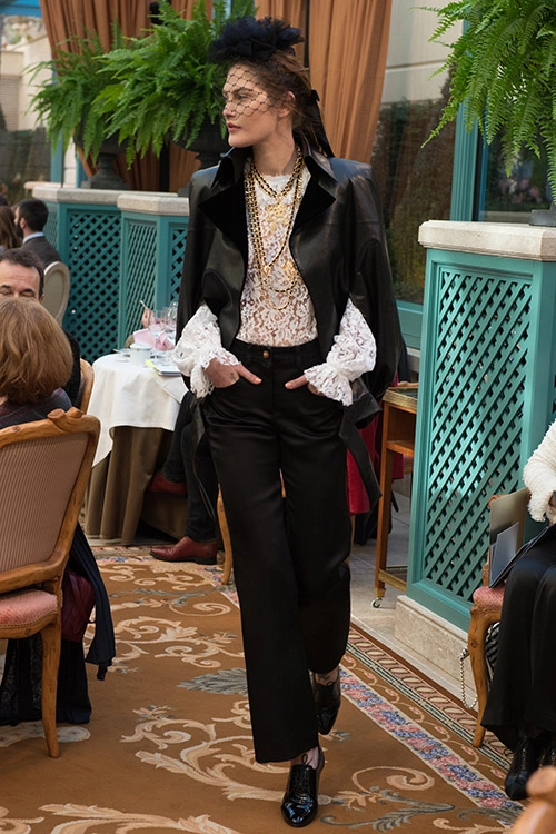 Con gái xinh đẹp của johnny depp lần đầu catwalk