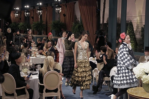Con gái xinh đẹp của johnny depp lần đầu catwalk