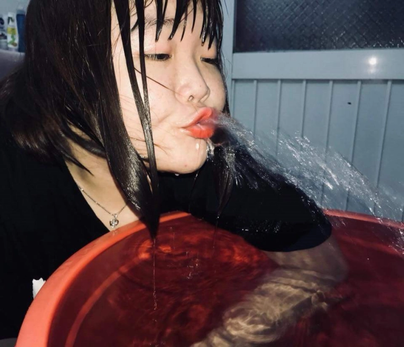 Nàng béo bên bồn nước nổi tiếng mxh