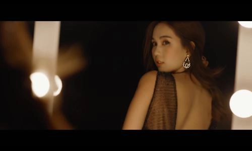 Người mẫu ngọc trinh búng tay ra usd trong phim thời trang