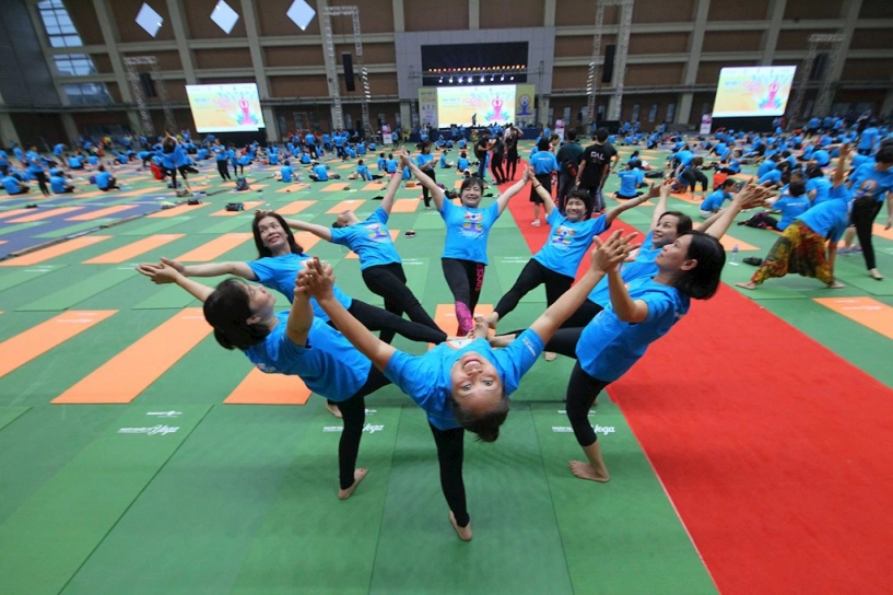 Nhiều người đồng diễn yoga tại hà nội gây chú ý