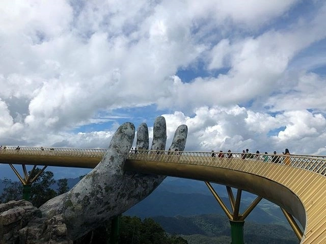 Nơi bồng bềnh như dải lụa giữa mây trời đà nẵng