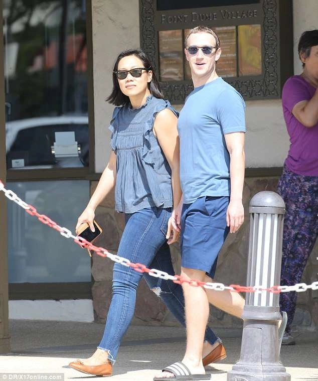 Ông trùm facebook mặc đồ cặp mang dép lê đơn giản