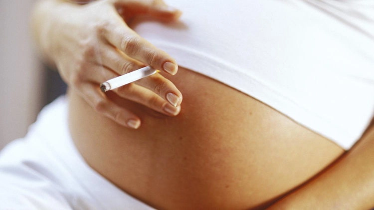 Chất độc trong thuốc lá có thể tác động đến cơ thể mẹ và thai nhi