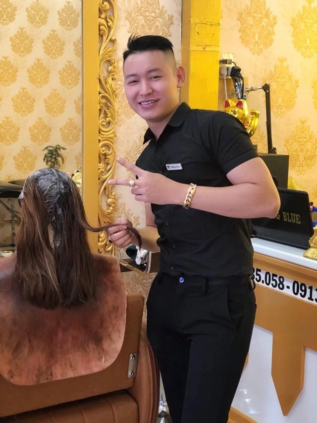 hotboy thợ tóc khiến chị em đứng ngồi không yên