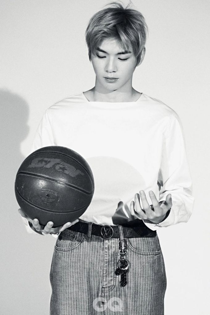 Kang daniel lee jong suk cùng park bo gum trên tạp chí thời trang