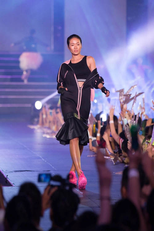 Ntk đỗ mạnh cường mang sắc hồng ngọt ngào lên sàn catwalk