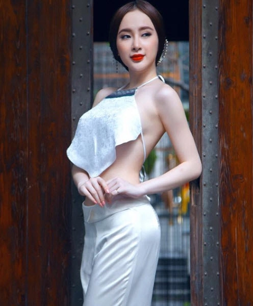 Angela phương trinh công phá showbiz bằng gu thời trang khoe siêu vòng 3