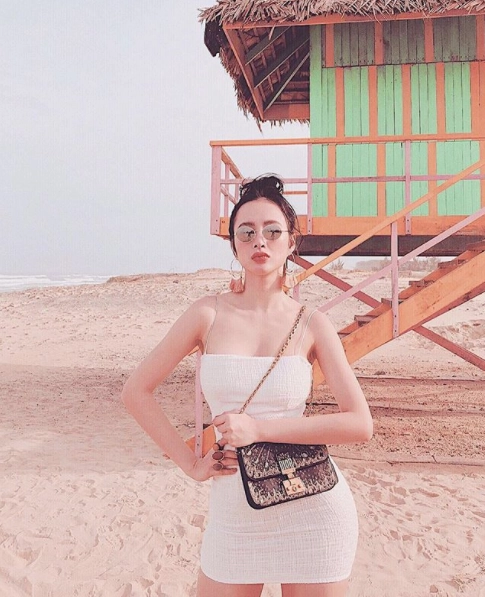 Angela phương trinh công phá showbiz bằng gu thời trang khoe siêu vòng 3