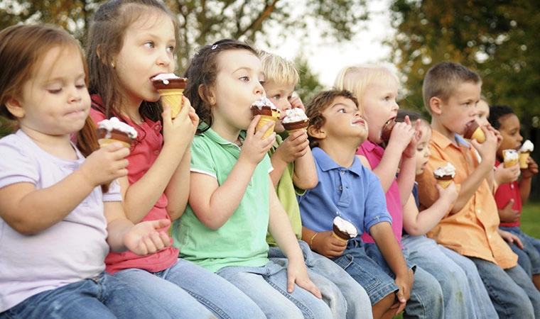 Cho trẻ ăn quá nhiều kem có gây hại sức khỏe
