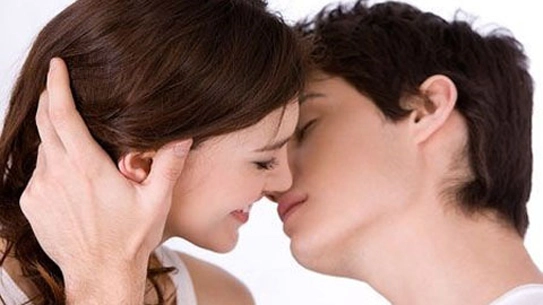Những căn bệnh lây nhiễm khiến bạn giật mình qua nụ hôn