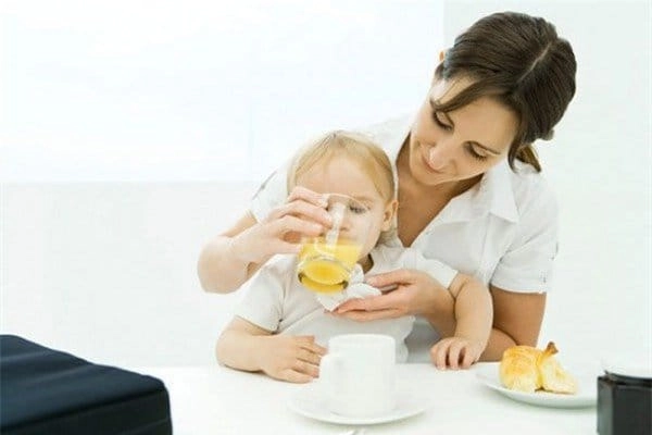 Những lưu ý khi mẹ khi cho con uống nước ép hoa quả