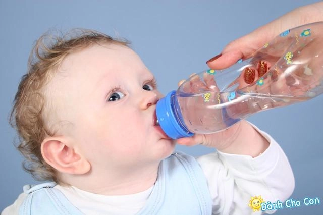 Nước uống lành mạnh cho bé yêu mùa hè