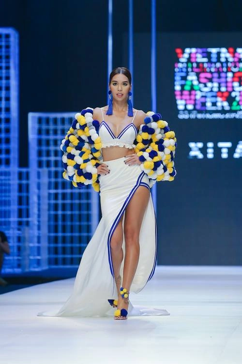 Hà anh sải bước trên sàn catwalk