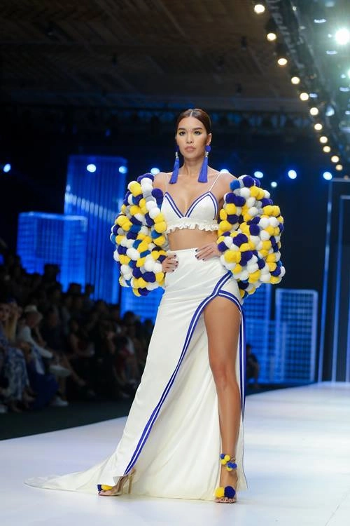 Hà anh sải bước trên sàn catwalk