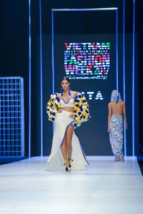 Hà anh sải bước trên sàn catwalk