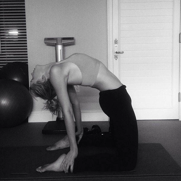 Kiều nữ 21 tuổi tưởi trẻ nhờ ăn chay tập yoga