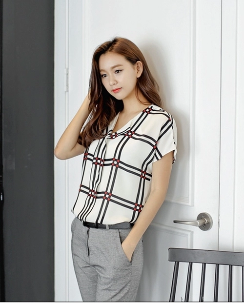 Mẹo mix sơ mi họa tiết xinh như park shin hye