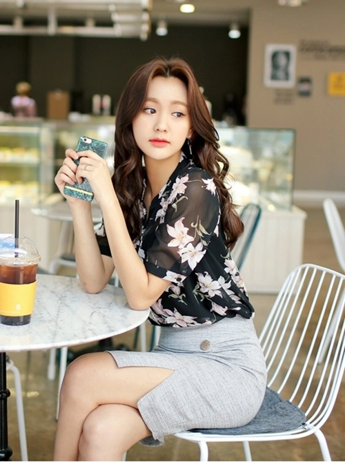 Mẹo mix sơ mi họa tiết xinh như park shin hye