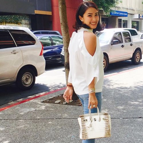 mỹ nữ đẹp nhì philippines khoe tủ túi gây choáng