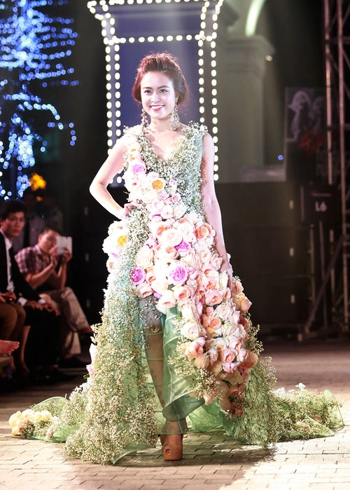 Những bộ váy thời trang làm từ bao cao su tóc rác