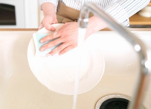 Những điều cần biết khi rửa bát trời lạnh