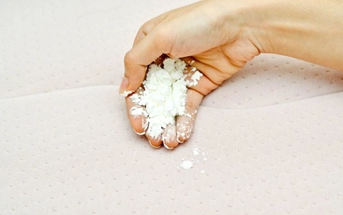 3 cách siêu dễ đánh bay vết nước tiểu trên chăn đệm