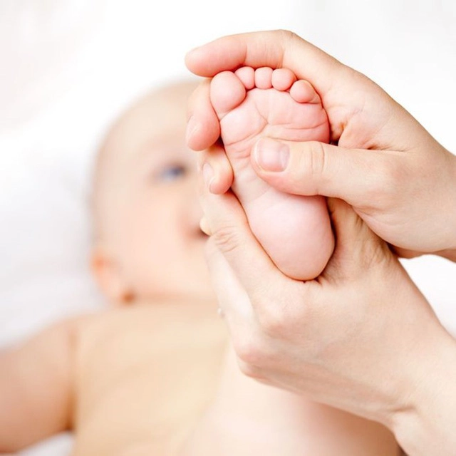 Tắm cho trẻ khi bị ốm có tác hại không