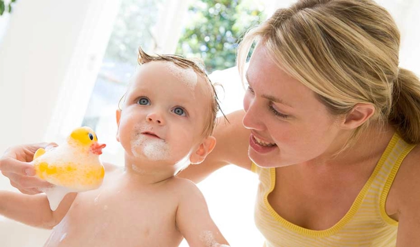 Tắm cho trẻ khi bị ốm có tác hại không