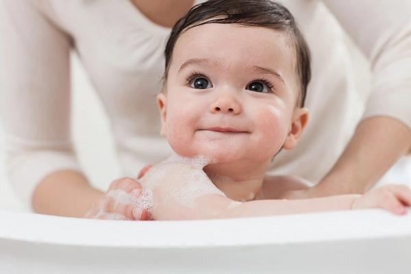 Tắm cho trẻ khi bị ốm có tác hại không