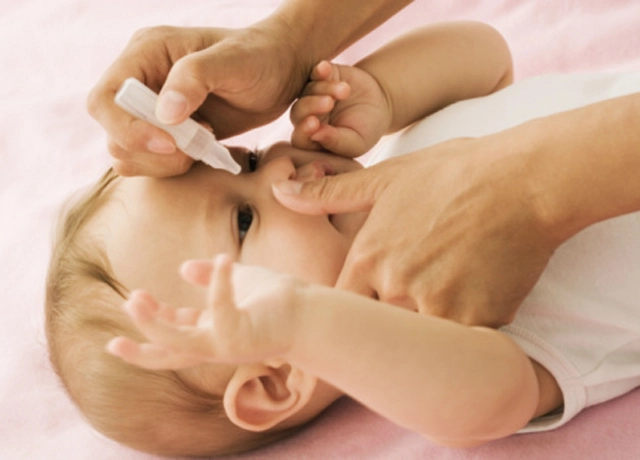 Tác hại của việc lạm dụng nước muối sinh lý ở trẻ bạn cần biết