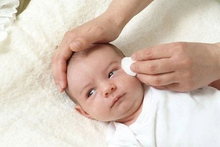 Tác hại của việc lạm dụng nước muối sinh lý ở trẻ bạn cần biết
