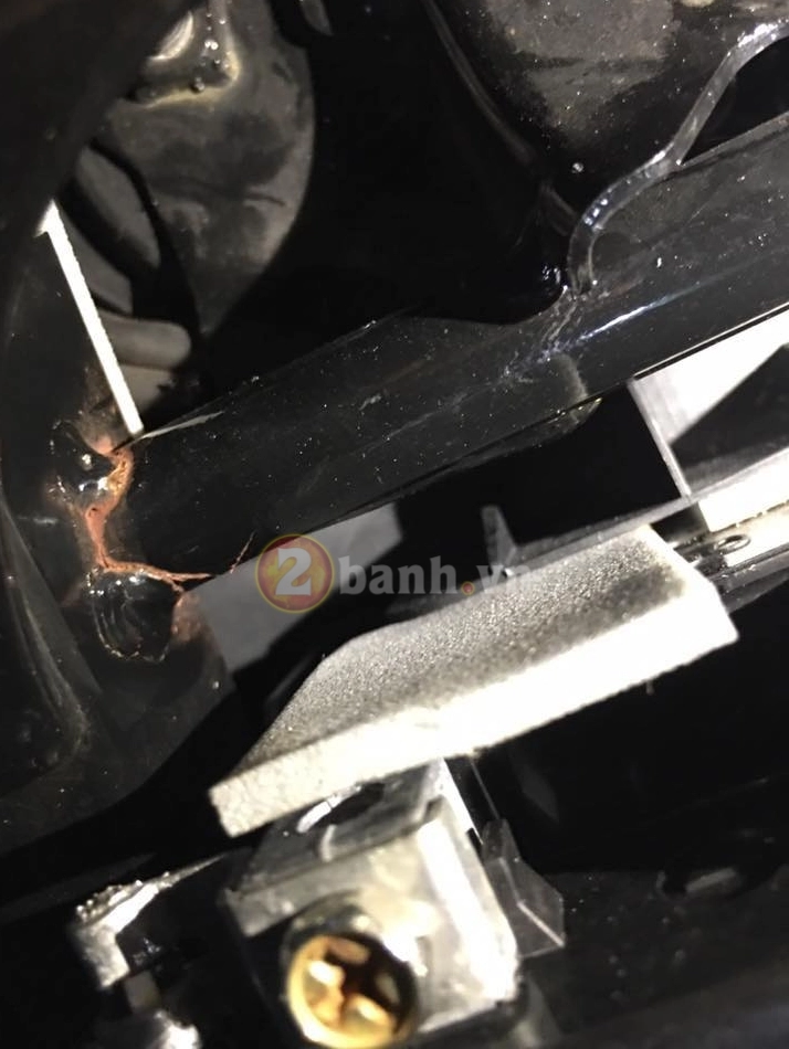 Bộ phận khung bị rỉ sét ở mẫu raider 150 bình xăng cơ