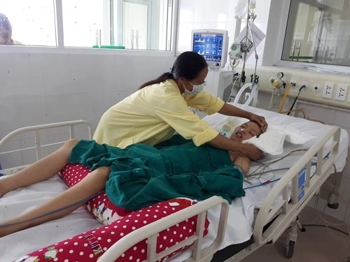 Sau cơn sốt cao nữ sinh hôn mê sâu 2 tháng