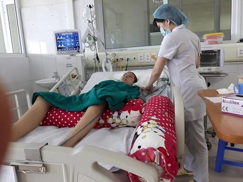 Sau cơn sốt cao nữ sinh hôn mê sâu 2 tháng