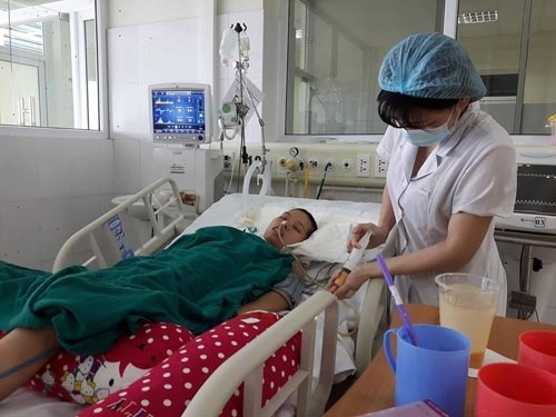 Sau cơn sốt cao nữ sinh hôn mê sâu 2 tháng
