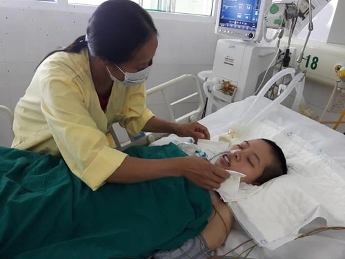 Sau cơn sốt cao nữ sinh hôn mê sâu 2 tháng