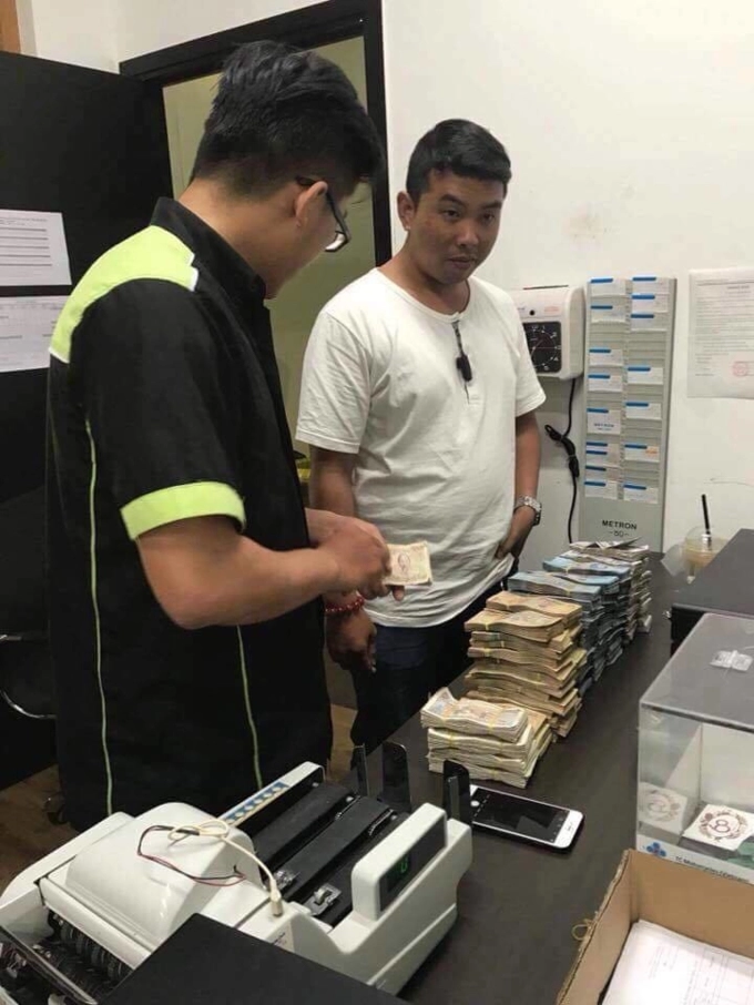 Thanh niên đem hơn 150 triệu tiền lẻ đi mua motor kawasaki z300