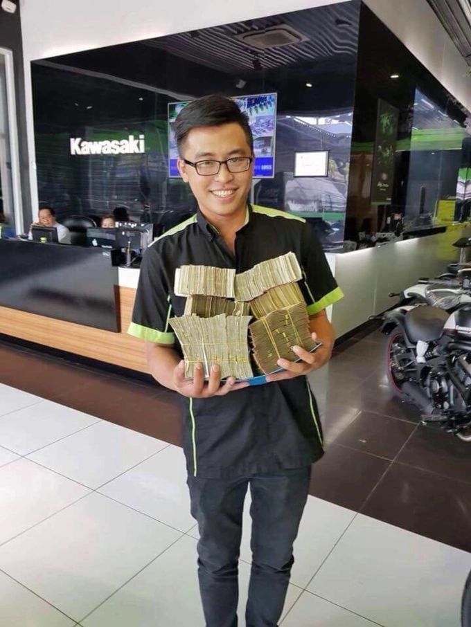 Thanh niên đem hơn 150 triệu tiền lẻ đi mua motor kawasaki z300