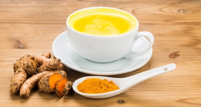 Những lý do bạn lên uống nước ấm pha nghệ hàng ngày