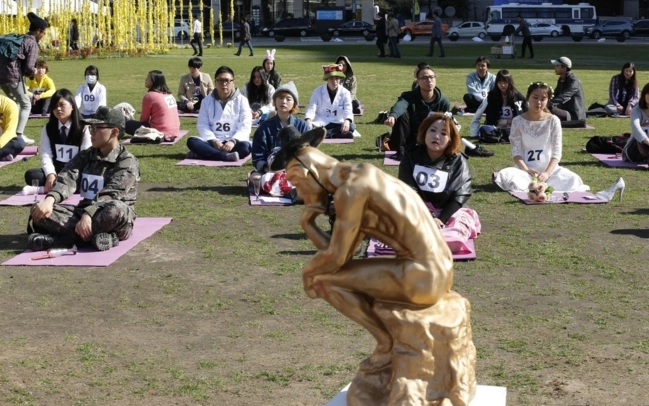 Thế giới đang phát sốt với trào lưu ngồi không của người korea