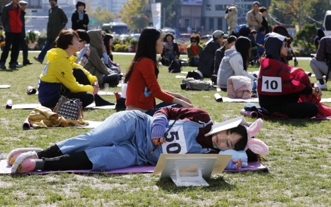 Thế giới đang phát sốt với trào lưu ngồi không của người korea