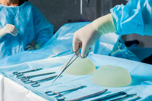Biến chứng nâng ngực lỗi do thiếu hiểu biết chị em cần lưu ý